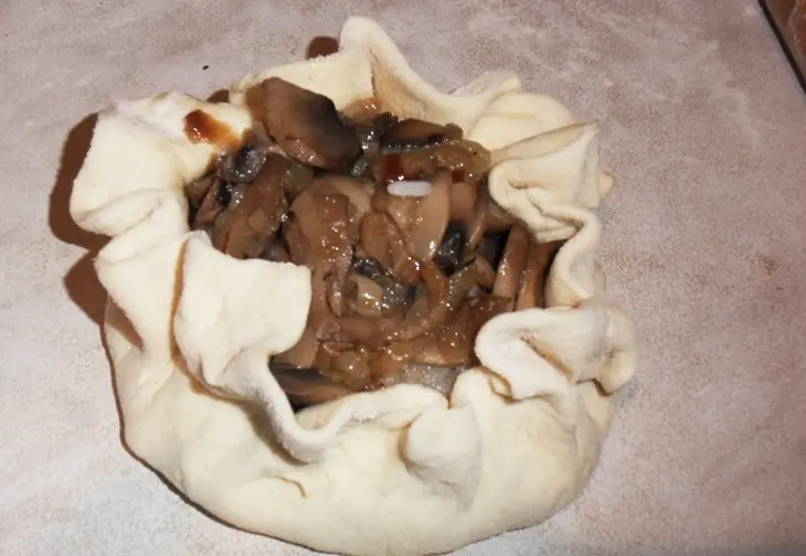 Слоеные пирожки с рыбой , грибами и рисом: шаг 6