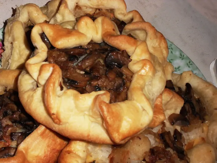 Слоеные пирожки с рыбой , грибами и рисом: шаг 7