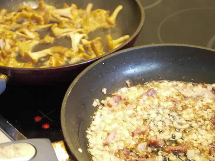Паста со сливочным соусом из лисичек и стручковой фасоли: шаг 3