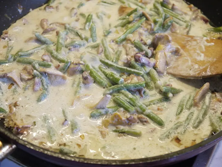Паста со сливочным соусом из лисичек и стручковой фасоли: шаг 6