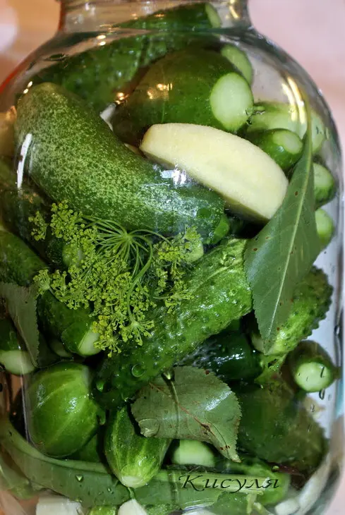 Огурцы с яблоками (маринованные и малосольные): шаг 2