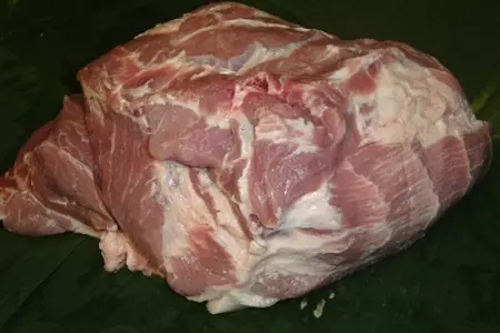 Кусок мяса в банановых листьях: шаг 1