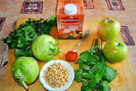 Холодный суп-пюре из кольраби с яблоками и кедровыми орешками (дуэль): шаг 1