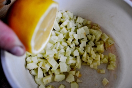 Холодный суп-пюре из кольраби с яблоками и кедровыми орешками (дуэль): шаг 2