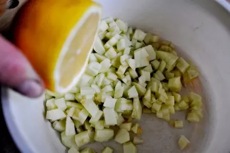 Холодный суп-пюре из кольраби с яблоками и кедровыми орешками (дуэль): шаг 2
