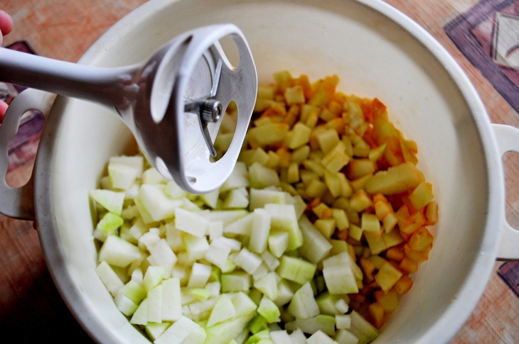 Холодный суп-пюре из кольраби с яблоками и кедровыми орешками (дуэль): шаг 3