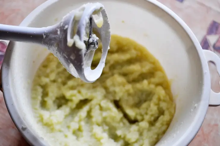 Холодный суп-пюре из кольраби с яблоками и кедровыми орешками (дуэль): шаг 4