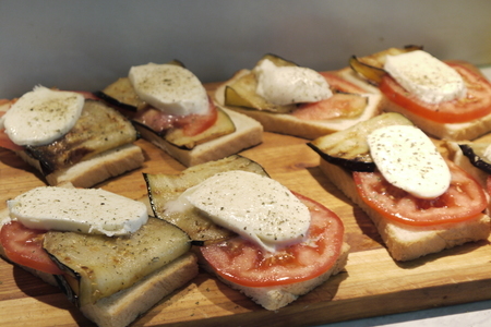 Теплые бутерброды а ля капрезе (легкий завтрак в итальянском стиле за несколько минут): шаг 3