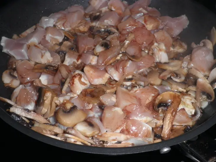 Закусочные рулетики с курицей в лаваше: шаг 5