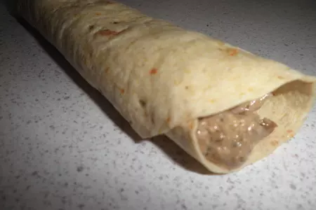 Закусочные рулетики с курицей в лаваше: шаг 8