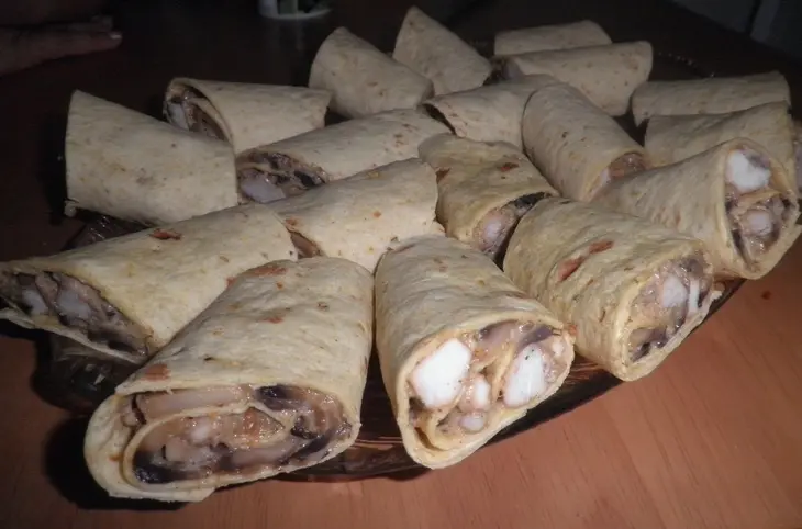 Закусочные рулетики с курицей в лаваше: шаг 9