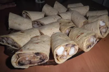 Закусочные рулетики с курицей в лаваше: шаг 9