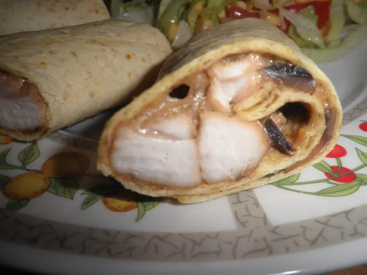 Закусочные рулетики с курицей в лаваше: шаг 10