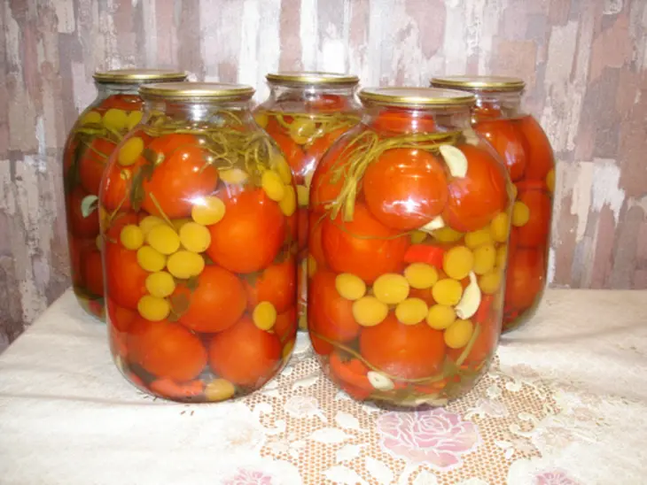 Консервированные помидоры с желтой алычей(ткемали), без уксуса.: шаг 3