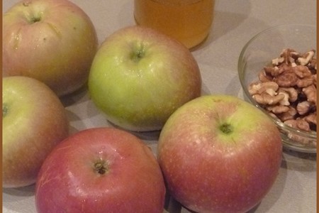 Яблоки печёные с мёдом и грецкими орехами: шаг 1