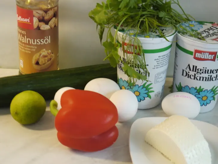 Овощная окрошка с брынзой и яйцами на простокваше: шаг 1