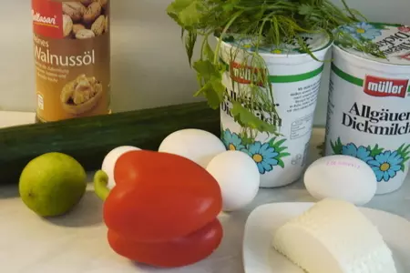 Овощная окрошка с брынзой и яйцами на простокваше: шаг 1