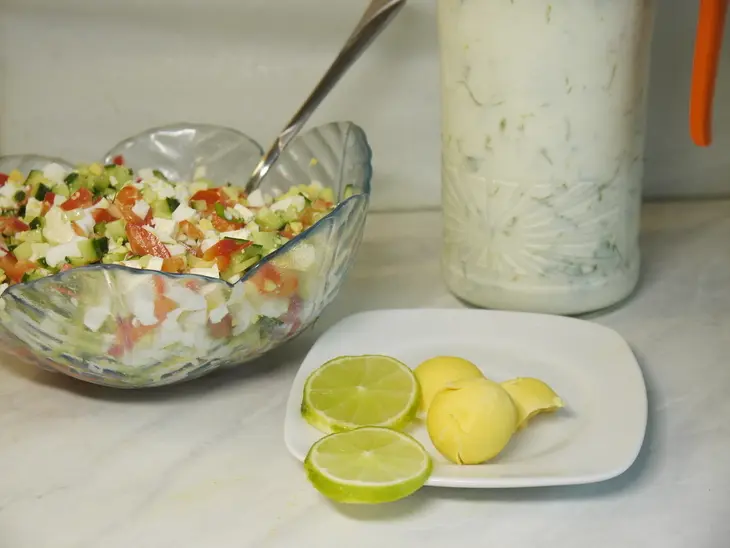 Овощная окрошка с брынзой и яйцами на простокваше: шаг 2