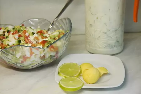 Овощная окрошка с брынзой и яйцами на простокваше: шаг 2