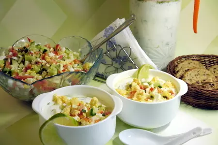 Овощная окрошка с брынзой и яйцами на простокваше: шаг 4