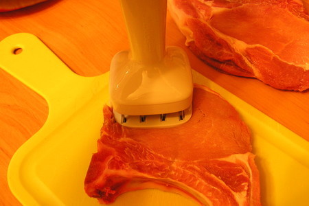 Маринованные свиные отбивные с помидорной сальсой.  : шаг 1