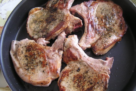 Маринованные свиные отбивные с помидорной сальсой.  : шаг 3