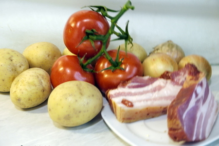 Картофельная зебра (картофель, запеченный с беконом, помидорами и луком): шаг 1