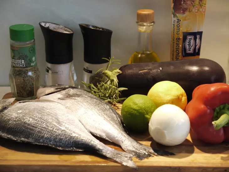 Цитрусовая дорада, запеченная в рукаве на баклажаново-паприковой  подушке: шаг 1