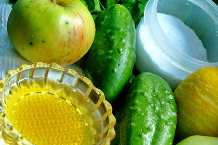 Салат из свежих огурцов, яблок и зелени с лимонно-медовой заправкой: шаг 1