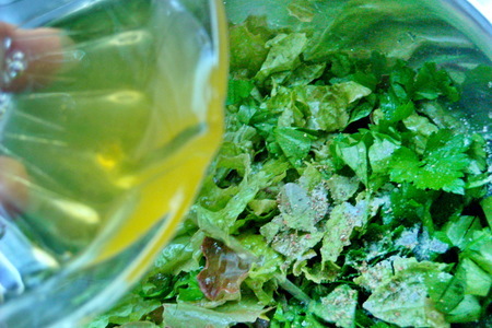 Салат из свежих огурцов, яблок и зелени с лимонно-медовой заправкой: шаг 3