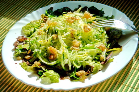 Салат из свежих огурцов, яблок и зелени с лимонно-медовой заправкой: шаг 4