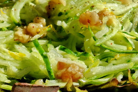 Салат из свежих огурцов, яблок и зелени с лимонно-медовой заправкой: шаг 6
