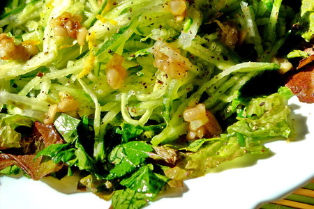 Салат из свежих огурцов, яблок и зелени с лимонно-медовой заправкой: шаг 7