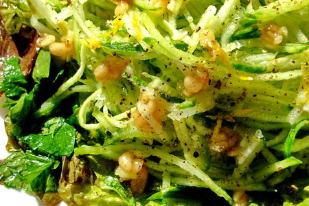 Салат из свежих огурцов, яблок и зелени с лимонно-медовой заправкой: шаг 8