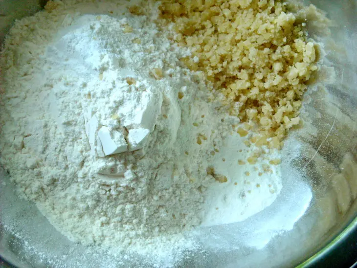 Пирог со сливами под миндальной корочкой: шаг 3