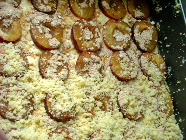 Пирог со сливами под миндальной корочкой: шаг 8