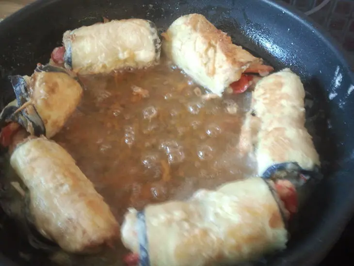 Баклажанные рулетики с креветками и с чилли-соусом: шаг 6
