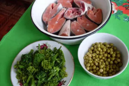 Горбуша запеченная с брокколи и соусом: шаг 1