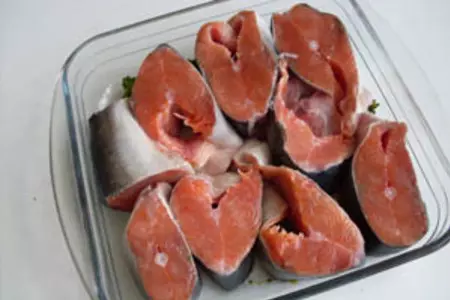 Горбуша запеченная с брокколи и соусом: шаг 2