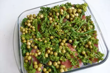 Горбуша запеченная с брокколи и соусом: шаг 3