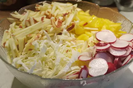 Салат из капусты с яблоком, редиской и конфитюрной заправкой: шаг 2