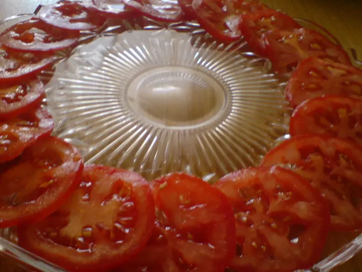 "рождественский венок" ……..из салата  "caprese  ": шаг 1