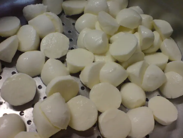 "рождественский венок" ……..из салата  "caprese  ": шаг 2