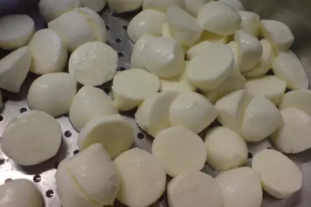 "рождественский венок" ……..из салата  "caprese  ": шаг 2
