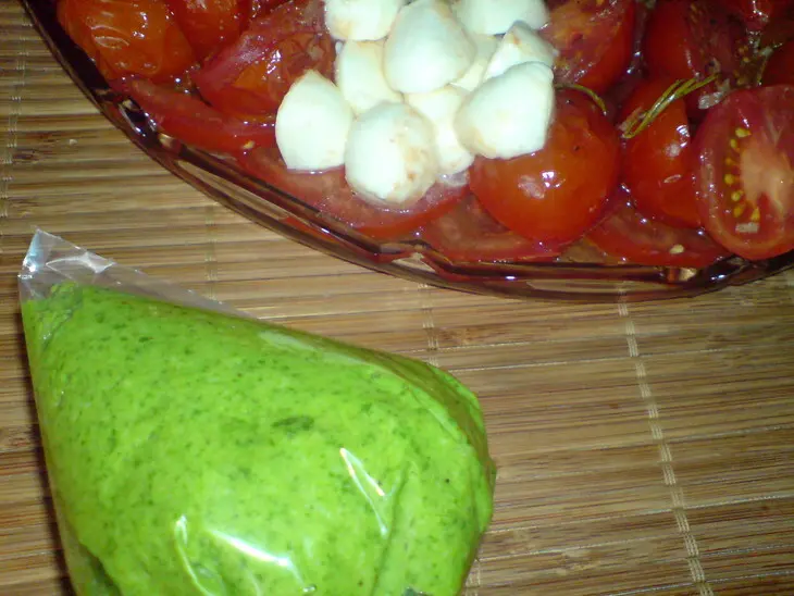 "рождественский венок" ……..из салата  "caprese  ": шаг 6