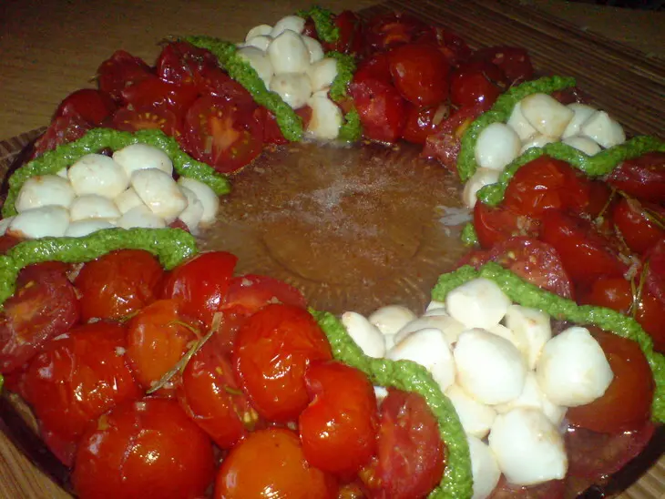 "рождественский венок" ……..из салата  "caprese  ": шаг 7
