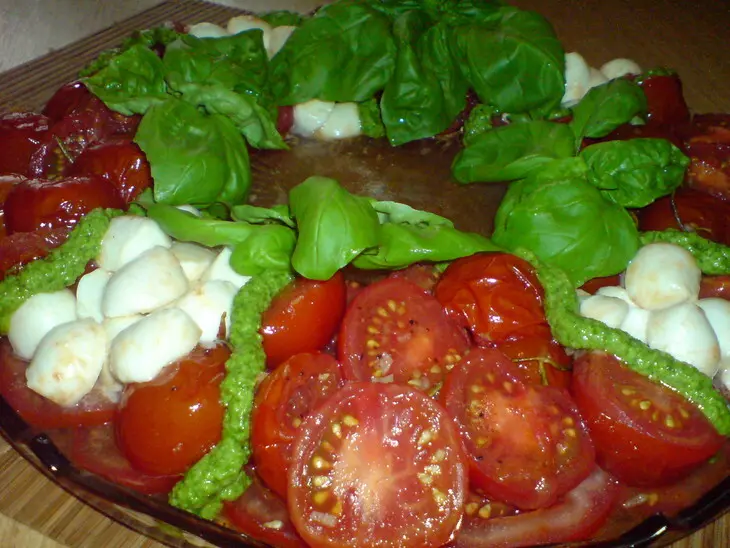 "рождественский венок" ……..из салата  "caprese  ": шаг 8