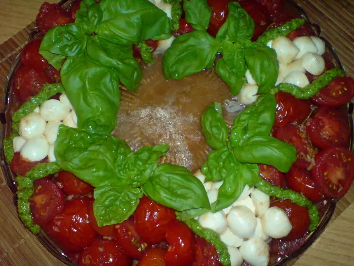 "рождественский венок" ……..из салата  "caprese  ": шаг 9