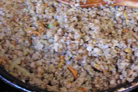 Блинчики ржаные с зеленым луком и начинкой из печени с гречкой.: шаг 2