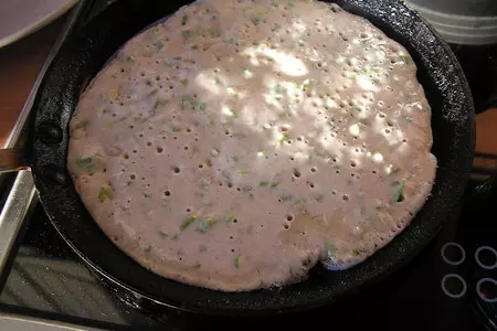 Блинчики ржаные с зеленым луком и начинкой из печени с гречкой.: шаг 4